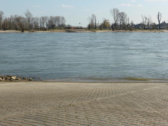 am südlichen Ende des Weges befindet sich eine sog. 'NATO'-Brücke - d.h. man kann mit Amphibienfahrzeugen ans andere Ufer fahren.