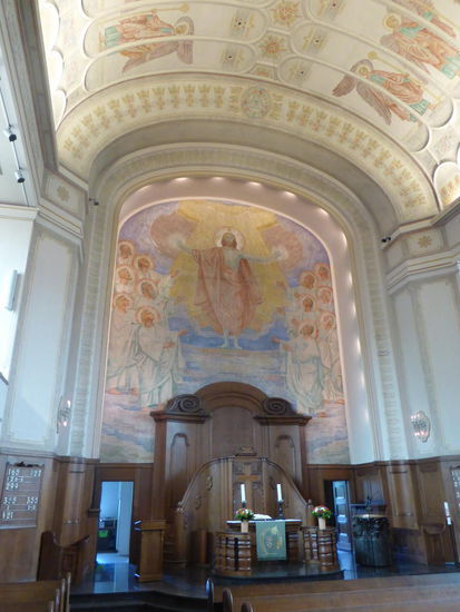 die Jugendstilelemente im Altarraum und der Decke sind rekonstruiert, die Fenster (ein vollständiger Abendmahlzyklus) aber noch Original, da man sie im 2. WK eingelagert hatte.