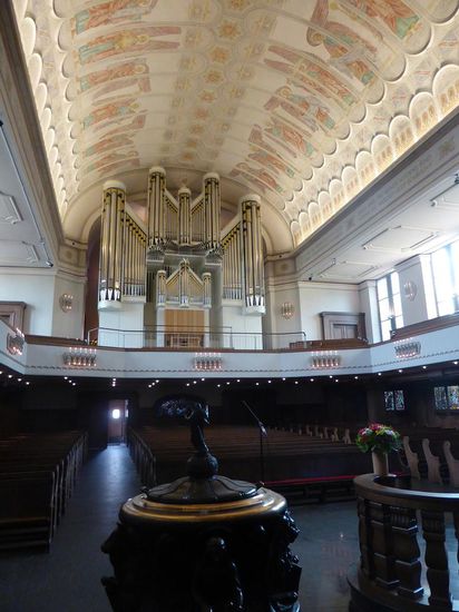 Die Orgel ist neueren Datums, fügt sich aber harmonisch in das Gesamtbild ein