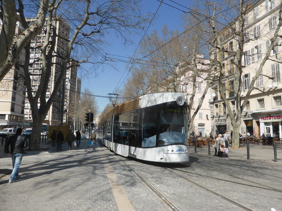 moderne Stadtbahn legt (fast) den gesamten PKWverkehr in der Straße lahm - dafür ist der Bürgersteig dann 20 m breit.