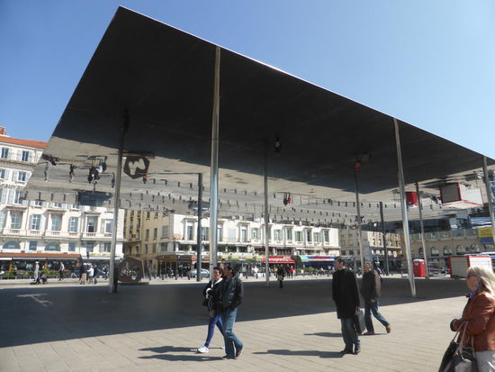 Der von dem englischen Architekten Norman Poster ersonnene Schattenspender entwickelte sich in wenigen Monaten zu einem festen Bestandteil der Urbanen Landschaft Die Überdachung aus Edelstahl mit einer Fläche von 1080 m2 besticht mit faszinierenden Spiegeleffekten