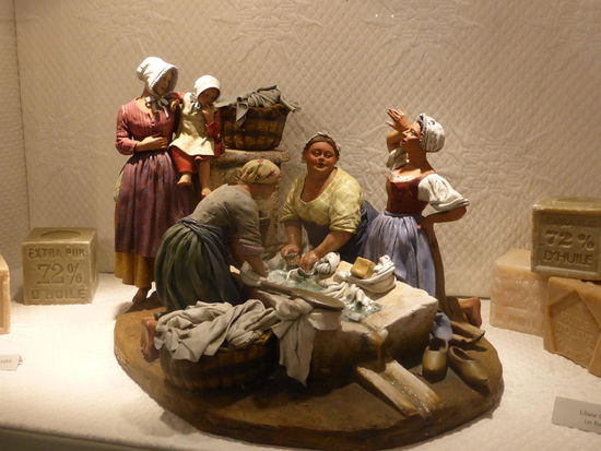 Vitrinen mit Szenen aus dem früheren Alltag