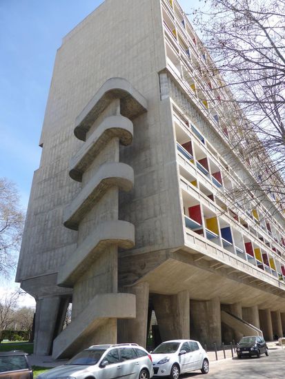 Corbusier Haus  mit jeweils einer Außentreppe am Ende des langgestreckten Baus - sowie einer Mitteltreppe (incl. Aufzügen)
