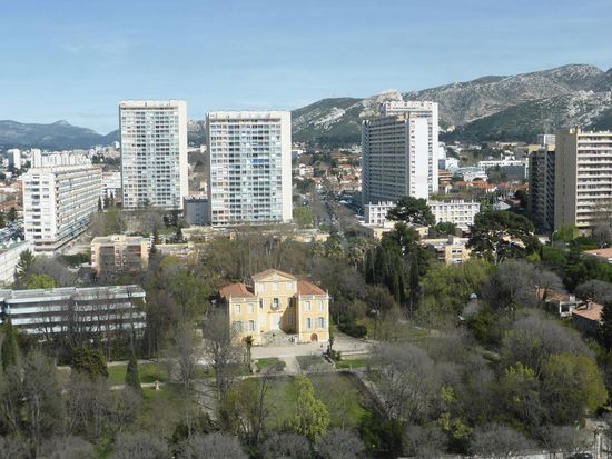 direkt gegenüber - etwas verloren zwischen den Hochhäusern - liegt Magalone, eine Bastide (franz. Landhaus) aus dem 18. Jahrhundert