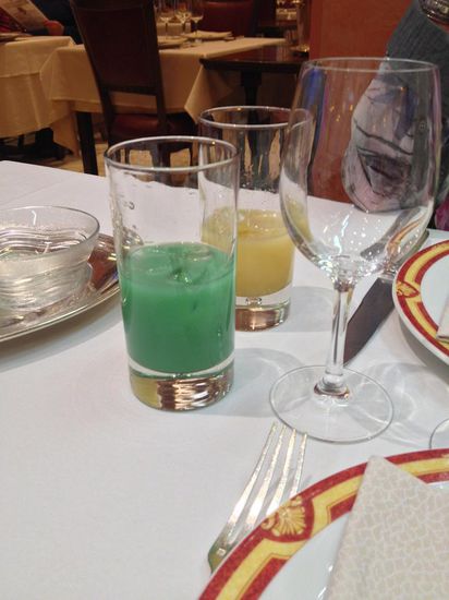 Die Aperitifs werden gebracht und man bekommt sogar ein paar Oliven dazu.