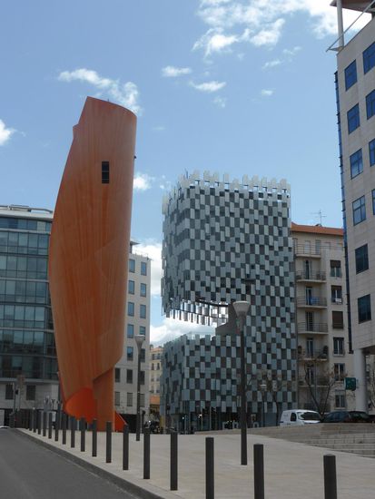 ultramoderne Neubauten an der Place Joliette