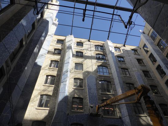 ein Innenhof in den Speichergebäuden der Docks