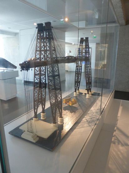 Modell der 1905 erbauten Hängebrücke - im 2. Weltkrieg zerstört - wir sahen ein ähnliches Exemplar vor wenigen Monaten im Weser-Ems-Dreieck, das noch in Betrieb war.