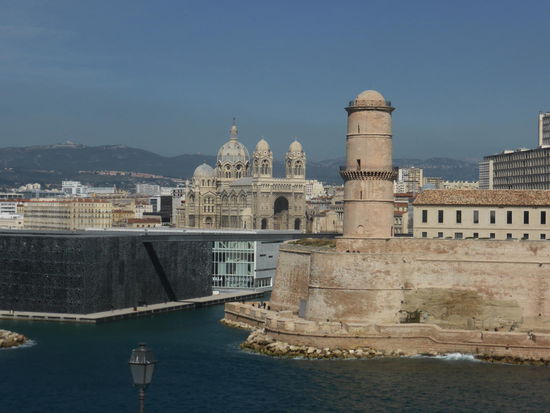 Fort St. Jean von der anderen Hafenseite gesehen.