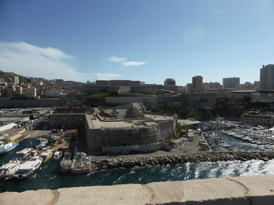 das auf der anderen Hafenseite liegende sternförmige Fort St. Nicolas ließ Ludwig XIV. 1680 von seinem Ingenieur Chevalioer de Clerville bauen. Da es heute vorwiegend vom Militär genutzt wird, ist es für uns (Touristen) nicht interessant.