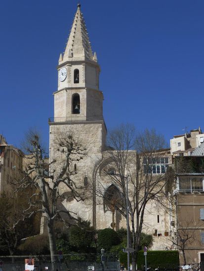 das Besondere : Glockenturm und Kirchenschiff stehen voneinander getrennt