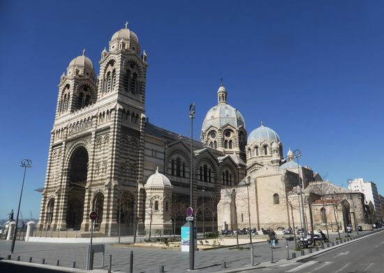 rechts neben der Kathedrale steht VIEILLE MAJOR (geschlossen) - eine der ältesten Kirchen von Marseille, von der nur noch eine Apsis im romanisch-provenzalischen Stil (12.Jh.) übrig ist