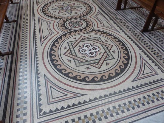 Mosaikfußböden im Kirchenraum