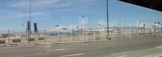 im neuen Hafen legen auch die großen Kreuzfahrtschiffe und Fährschiffe an