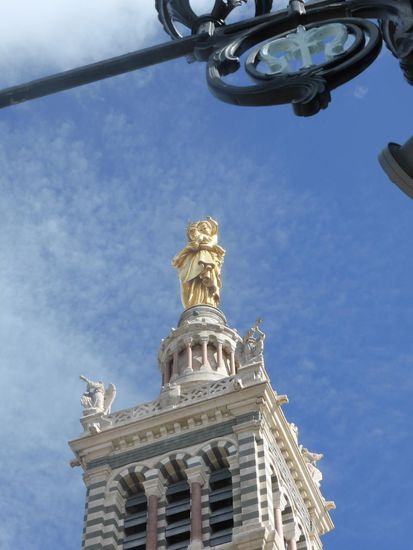 die monströse aus vergoldetem Kupfer bestehende Statue der Heiligen Jungfrau krönt seit 1870 die Spitze. Mit ihren 11 m Höhe wiegt sie 9796 kg au