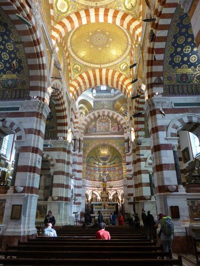 verschwenderische Verarbeitung von rotem Marmor im Inneren