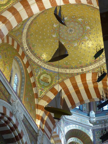 neben den herabhängenden Schiffen - auch Flugzeuge - zieren zahlreiche Vorivtafel die Wände