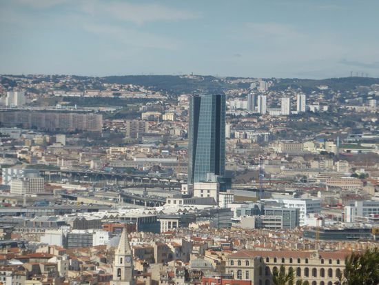 nordwärts über den Neuen Hafen zum höchsten Gebäude der Stadt