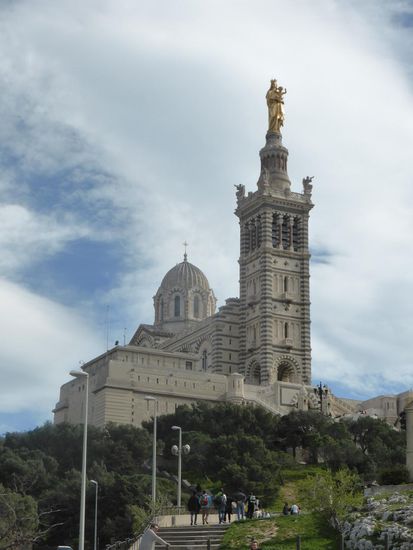 von unten kann man gut erkennen, dass eine Bastei festungsartig um den Kirchberg herumläuft