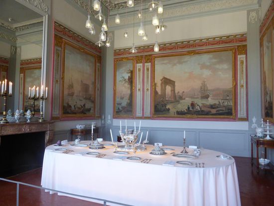 Esszimmer  -  man beachte den Leuchter, der als moderne Konstruktion aus 25 'abgesägten' Karaffen aus dem 19. Jh. besteht