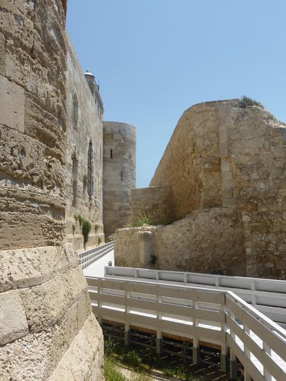 Ihr heutiges Erscheinungsbild, ein quadratischer Bau mit vier Ecktürmen, entstammt allerdings größtenteils der Erweiterung 1232-40 unter Friedrich II.