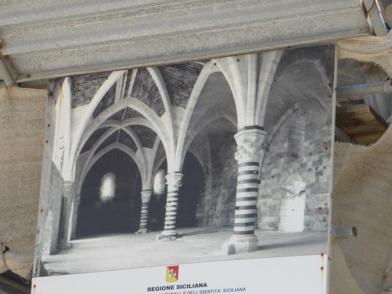 ein Bild der Regione Siciliana ersetzt am verriegelten Tor die Realschau