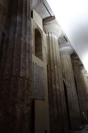 dorische Säulen ohne Zwischneräume in den beiden Seitenschiffen