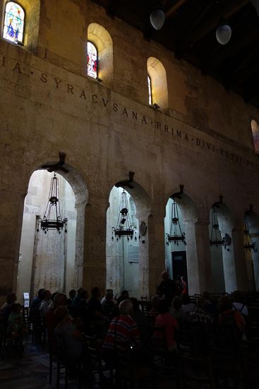 Leuchter zwischen Hauptschiff und Seitenschiffen - vor den antiken Säulen