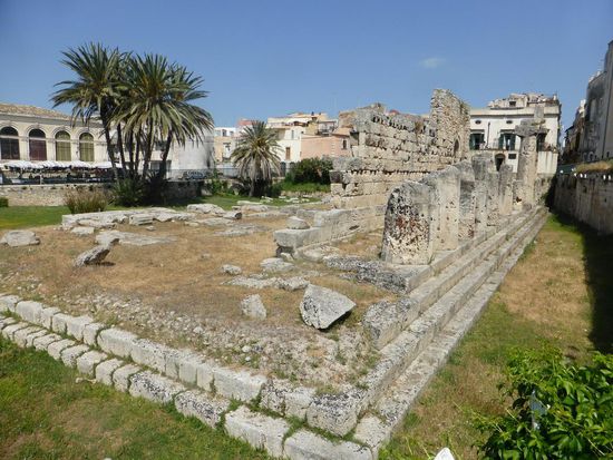 der Apollon-Tempel (6. Jh. v.Chr.) besaß mit 6 Säulen in der Breite und 17 Säulen in der Länge Ausmaße von 24 x 58 m.