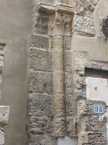 zahlreiche Spuren der architektonischen Vergangenheit