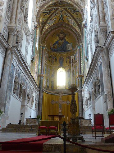 zentrales Motiv im Chor ist der segnende Christus Pantokrator - von byzantinischen Künstlern mit goldgrundigen Mosaiken ausgestaltet