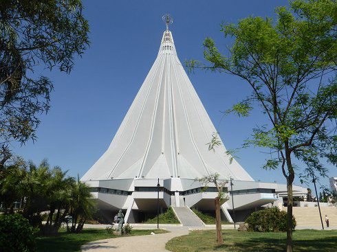 Santuario della Madonna delle Lacrime - ein gefalteter Riesenkegel aus Beton