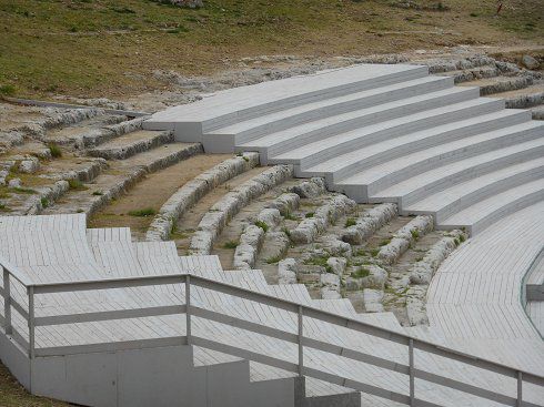 In der Mitte des Zuschauerraumes gibt es Stellen (oberer Bildbereich), die keine Besucherstufen haben, da bei Bau des Theaters festgestellt wurde, dass es dort eine Mulde gab.