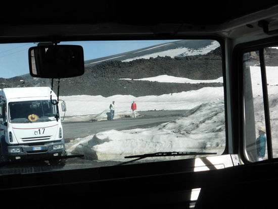 mit Unimog-Fahrzeugen geht es weiter - manche laufen auch - aber das würde uns zu viel Zeit kosten.