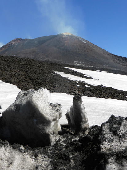 der weiße Strich am rechten oberen Bergrand ist eine kleine Lawine
