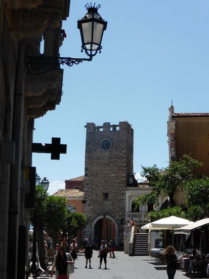 man sieht schon die baumbestandene Piazza IX Aprile -