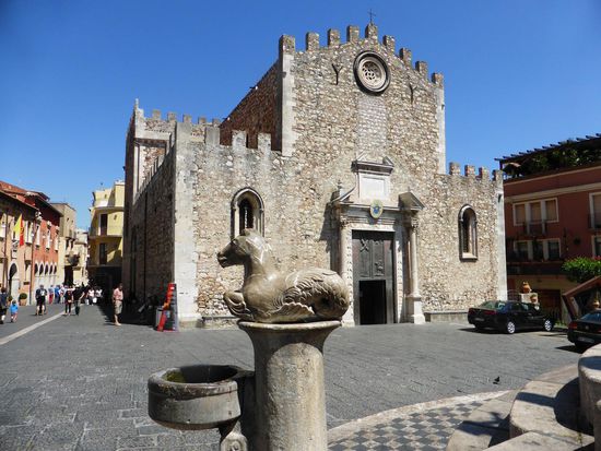 Der Dom von Taormina - mit einem kleinen Barockbrunnen aus dem Jahr 1635