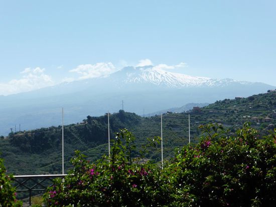 'Von hier erscheint der Ätna - bei klarer Sicht - als ein sanftblaues Zelt mit weißer Haube über grünen Wäldern und Orangenhainen', so schwärmt der ADAC-Resieführer
