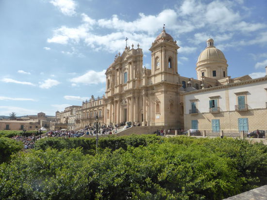 Acht frei stehende Säulen mit korinthischen Kapitellen gliedern das Untergeschoss der Hauptfassade. Im Obergeschoss sind es vier Säulen. Neben dem giebelgekrönten Mittelfeld finden sich massige Türme.