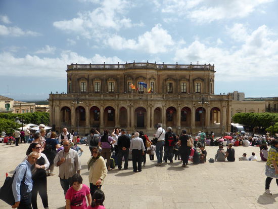 Palazzo Ducezio - heute Rathaus (mit Bausünde - aufgesetztes Stockwerk)