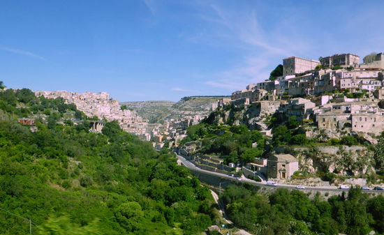 Im Osten, auf einer Höhe von 385 m Ragusa Ibla, 
im Westen, auf 498 m, Ragusa Superiore.
