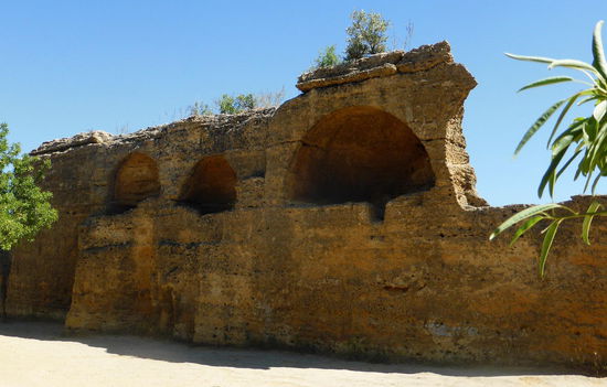 Mauer mit Gräbernischen