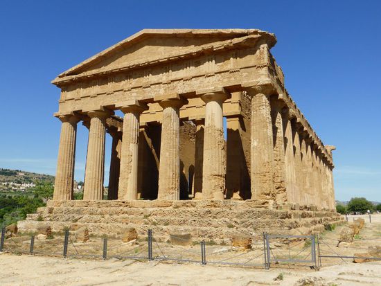 Concordia-Tempel - vierstufiger Unterbau - 34 Säulen (6 x 13 Säulen)