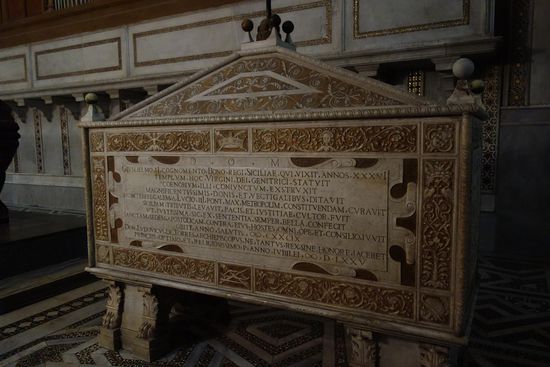 Sarkophage Wilhelms I. und Wilhelms II. in der rechten Apsis