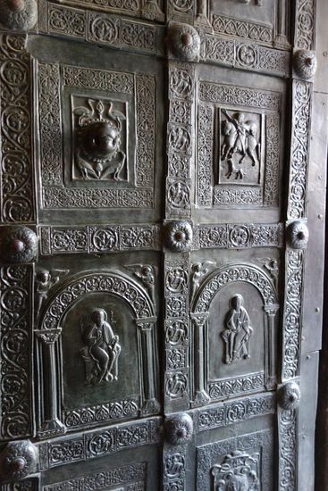 die Bronzetür von Bonnano Pisano stammt von 1186 und zeigt 42 Szenen aus dem Alten und Neuen Testament
