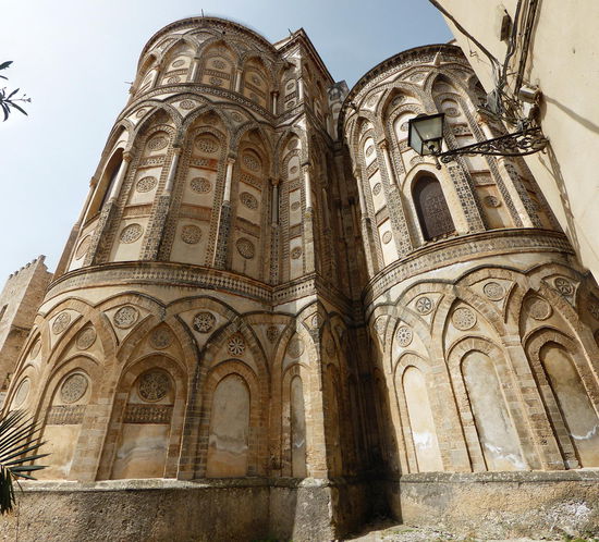 Weniger als 6 m Abstand zum Nachbargebäude lassen nur ein aus 4 Fotos zusammengesetztes Bild mit starken Verzerrungen zu.