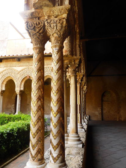 neben den Säulen sind auch die Spitzbogenarkaden mit Schmuckbäbndern versehen.