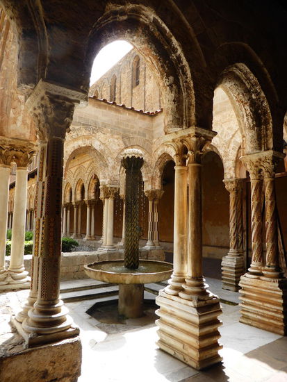 Eine Ecke des Kreuzganges erinnert gar an die Alhambra in Granada.
