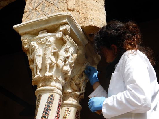 z.Z. sind Restauratoren bei der Arbeit