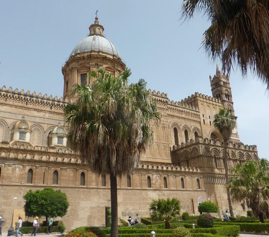 Cattedrale Maria Santissima Assunta - Fassade und Turmaufsätze sind im Wesentlichen der katalanischen Gotik zuzuschreiben